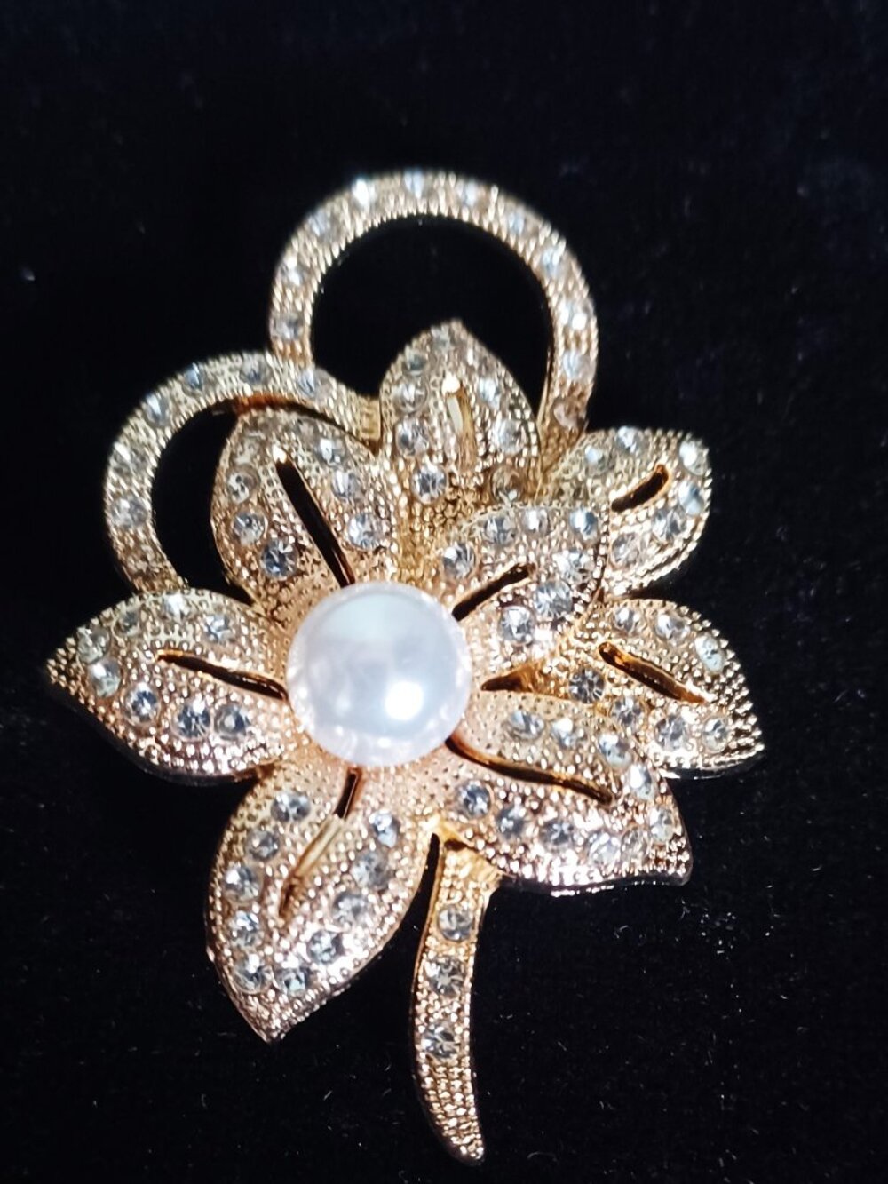 Lovely Gold Tone Rhinestone Brooch - Picture 1 of 4